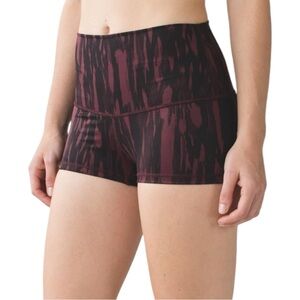 LULULEMON Boogie Short Roll Down Painted Animal Bordeaux Drama. Size 8